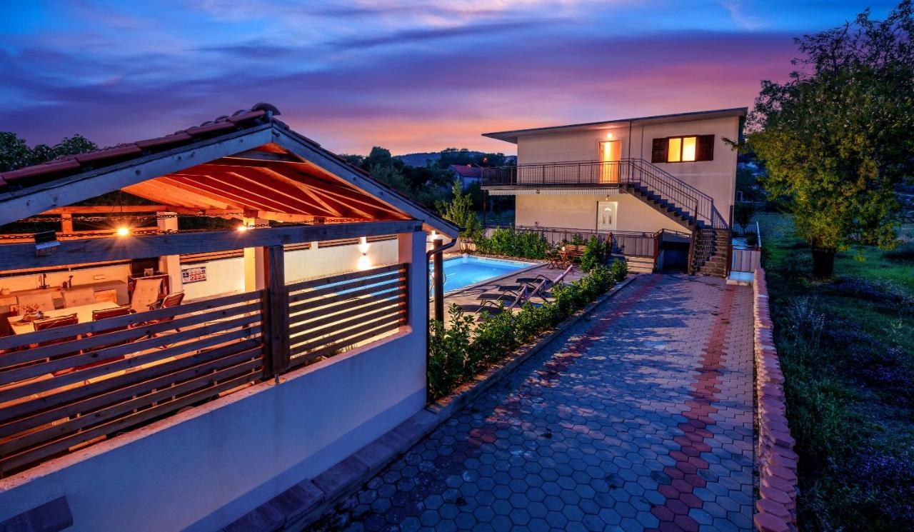 Central Dalmatian Pool&Grill House Gustirna Extérieur photo
