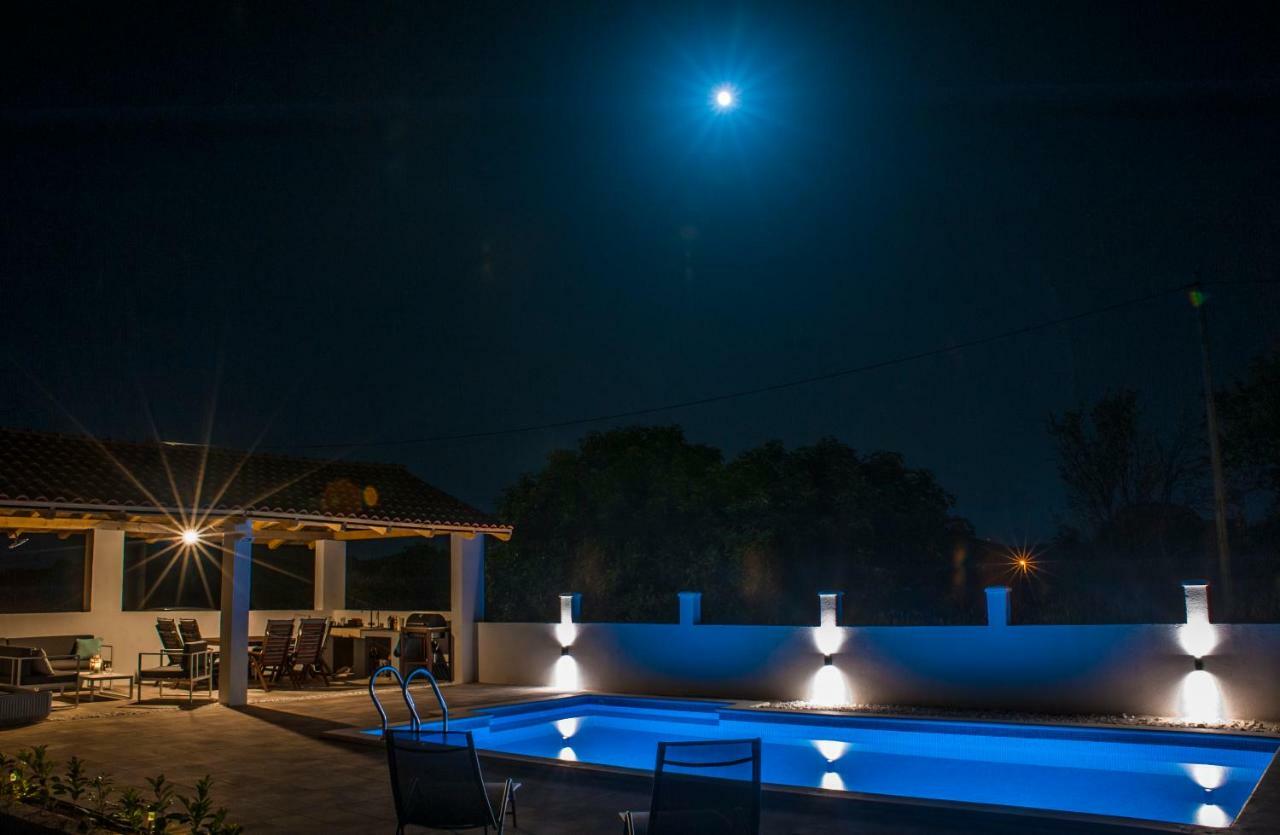 Central Dalmatian Pool&Grill House Gustirna Extérieur photo