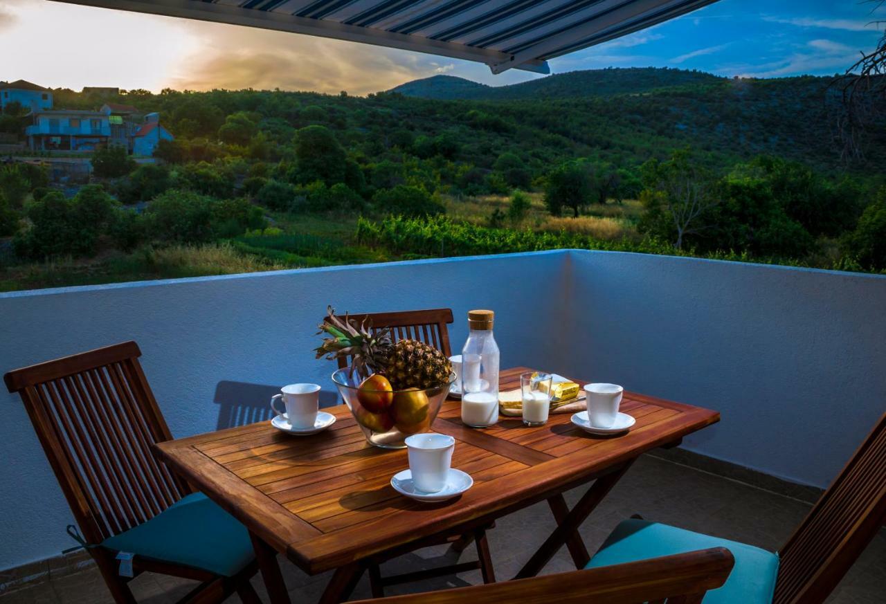 Central Dalmatian Pool&Grill House Gustirna Extérieur photo