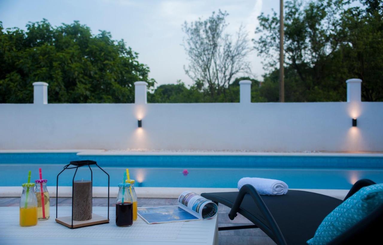 Central Dalmatian Pool&Grill House Gustirna Extérieur photo